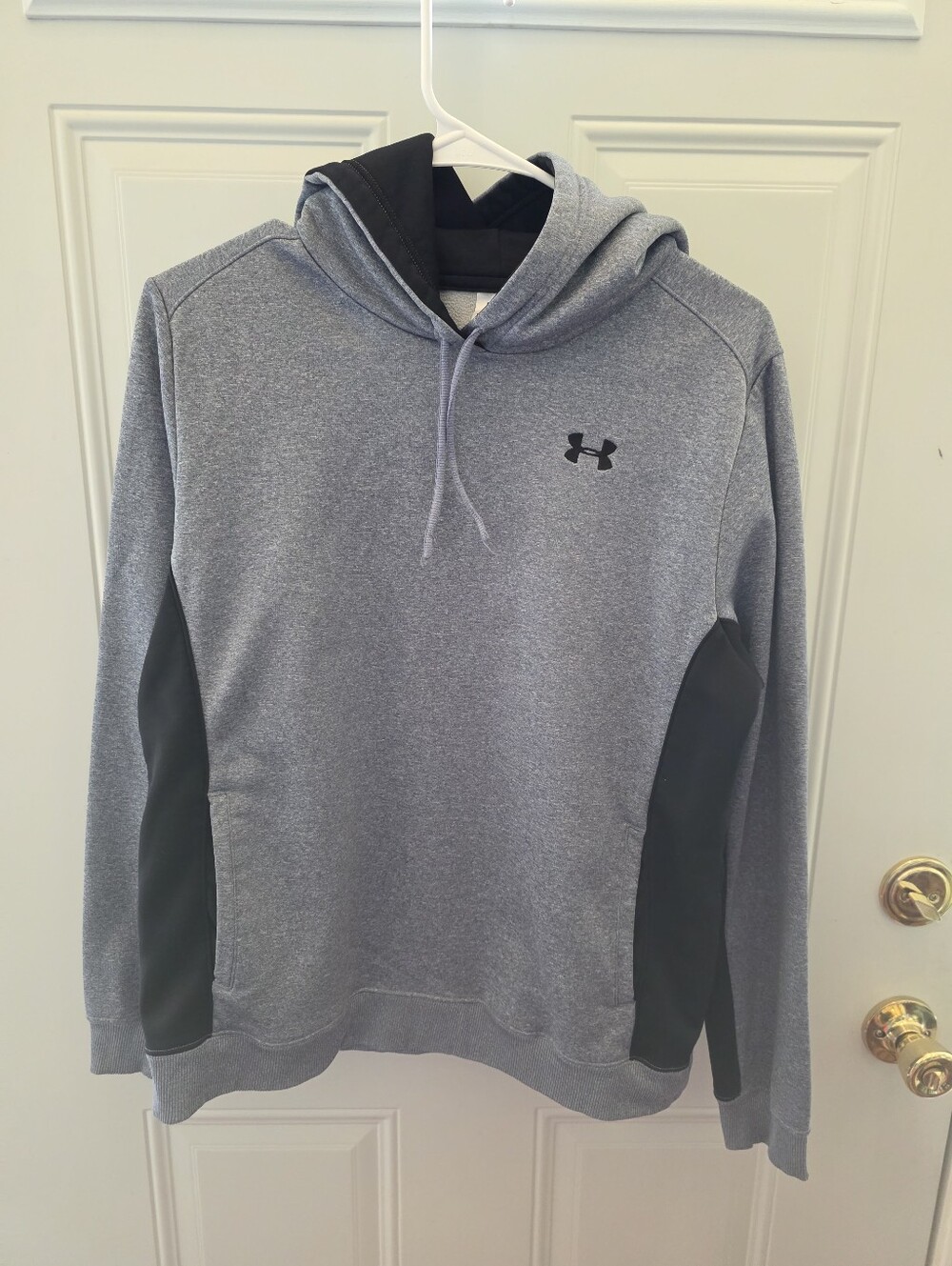 Women's Under Armour Heather Gray Hoodie with Black Panels Size Large